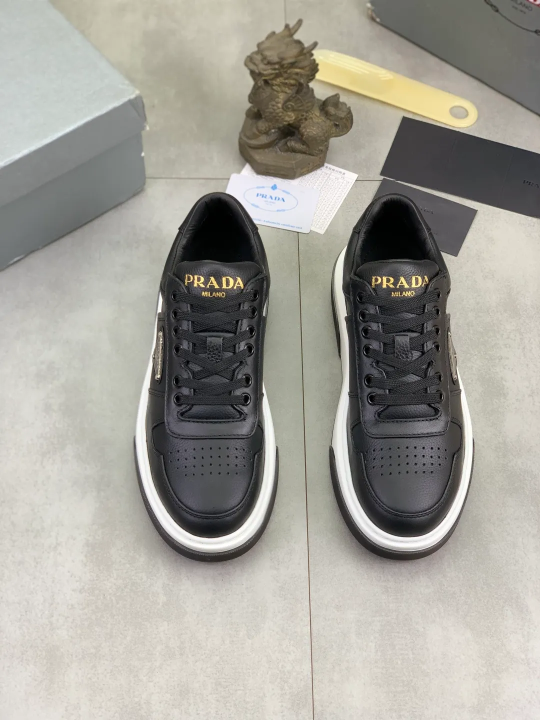 Men's shoes P560 💰 [New style] popular models are on the official website, 🆘 The trendy brand (Prada) mainly promotes popular models, avant-garde and versatile fashionable men's shoes private version mold opening, cowhide surface splicing 1:1.. Fashionable and simple, original imported cowhide lining cowhide feet; the atmosphere and personality are more fashionable, eye-catching and pursuing class. It will subvert the old ideas and be a must-have for fashionistas who want to spend time with you! Must keep it! Tall and comfortable, large and low, high-end quality workmanship. Code number: 38-44 (45 customized) black and white optional.
